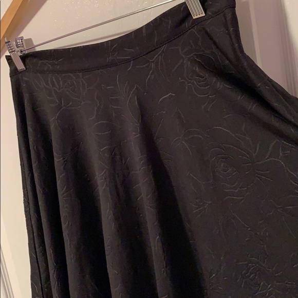 Black mini skirt! - Picture 2 of 3